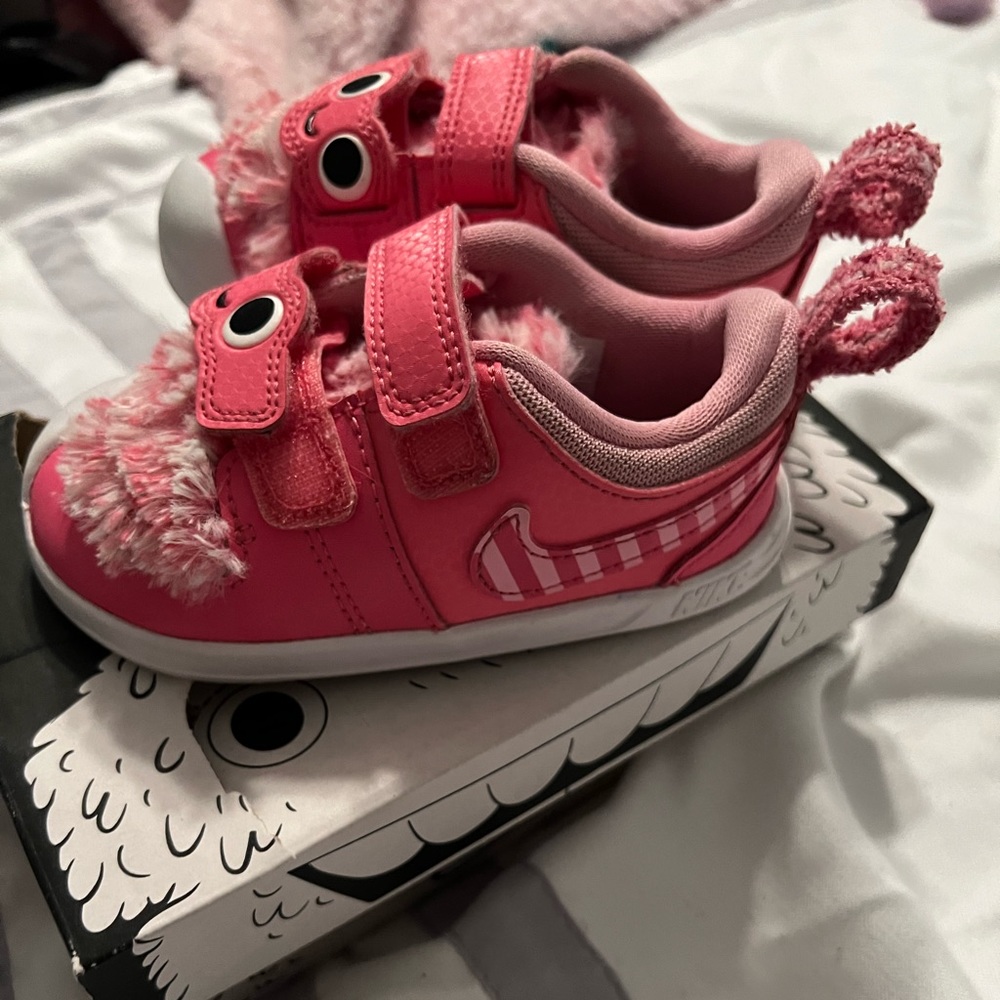 Toddler girls Nike sneakers,